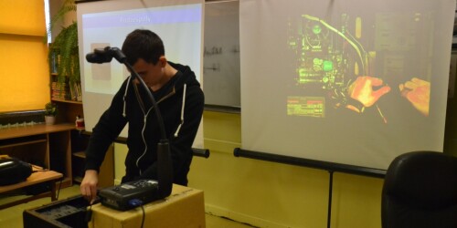 Uczeń składający komputer